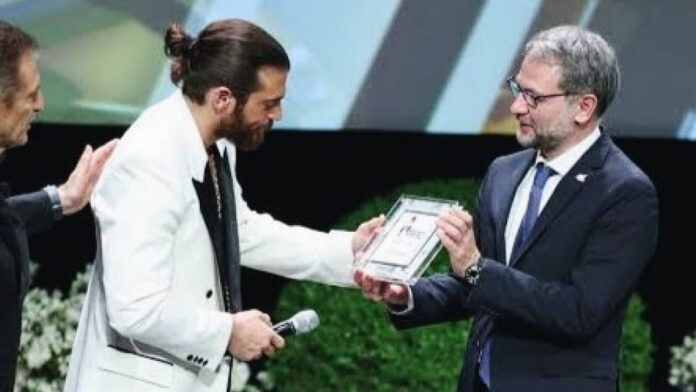 Can Yaman received his award from Monte Carlo Film Festival