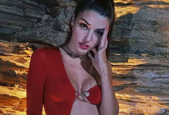 Hande Erçel enchanted her fans with her deep cleavage mirror pose!